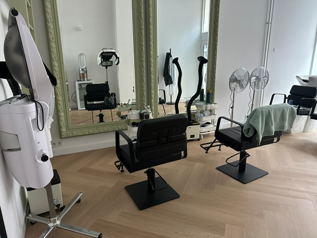 Interieur van De Haarmaskerbar salon in Rotterdam